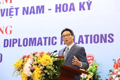 Заместитель премьер-министра Ву Дук Дам выступает на мероприятии, посвященном 25-летию установления дипломатических отношений Вьетнама и США, в Ханое 7 октября (Фото: ВИА) 