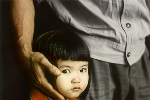 В своих фотографиях Биллхардт выразил страдания через иконографию больших выразительных детских глаз (фото любезно предоставлено художником)