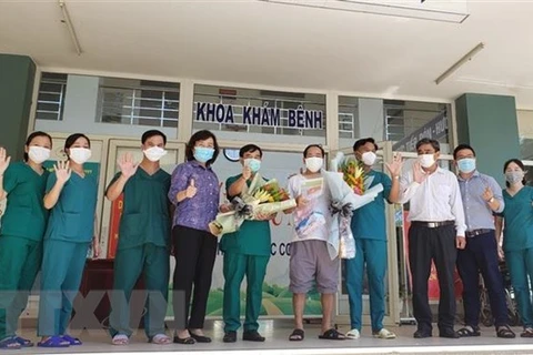 Медсестры, врачи, руководители полевого госпиталя Хоаванг (Дананг) были рады объявить о выздоровлении последнего пациента COVID-19 (Фото: ВИА)-- 