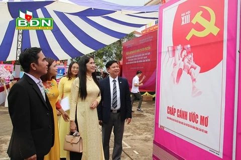 Посетители выставки плакатов, открывшейся 9 октября в провинции Дакнонг (Фото: baodaknong.org.vn)