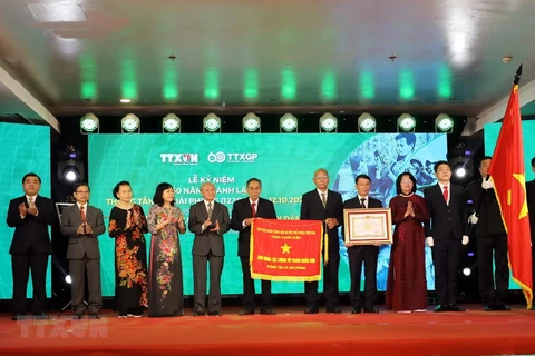 Член Центрального комитета КПВ и вице-президент государства Данг Тхи Нгок Тхинь вручила информационному агентству «Освобождение» звание «Герой Народных вооруженных сил» на церемонии 11 октября.