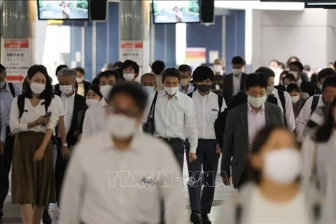 Люди в масках в токийском метро (Фото: Синьхуа / ВИА)
