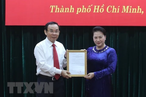 Председатель Национального собрания Нгуен Тхи Ким Нган (справа) представляет решение Плитбюро Нгуен Ван Нену 11 октября (Фото: ВИА)