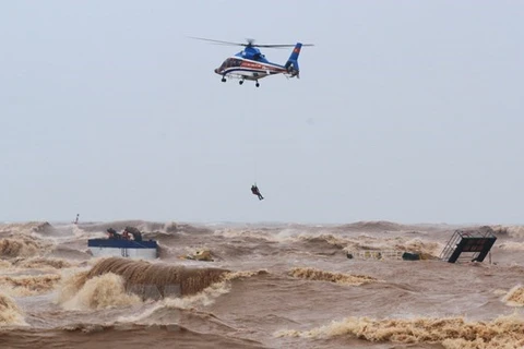 Вертолет со спасателями выполняет спасательные работы для членов экипажа Vietship 01 (Фото: ВИА)