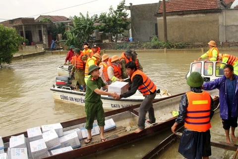 Милиция провинции Куангбинь доставляет припасы пострадавшим от наводнения жителям общины Шонтхи уезда Летхи, провинция Куангбинь (Фото: ВИА)