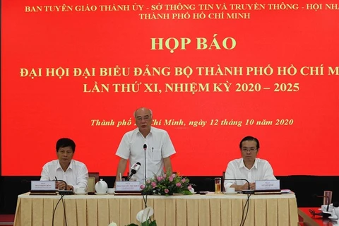 Фан Нгуен Ны Хуе (стоит), глава Совета по информации и образованию парткома г. Хошимина, выступает на пресс-конференции 12 октября (Фото: ВИА)