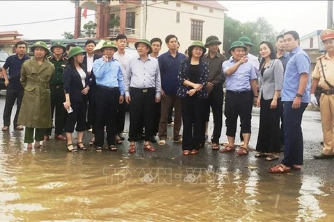 Вице-президент Данг Тхи Нгок Тхинь 13 октября посетила жителей районов Летуи и Куангнинь в центральной провинции Куангбинь, которые в последние дни сильно пострадали от сильных наводнений. (Фото: ВИА)