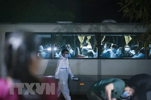 Вьетнамские граждане, вернувшиеся из-за границы, отпрваляются на концентрированный карантин (Фото: ВИА)