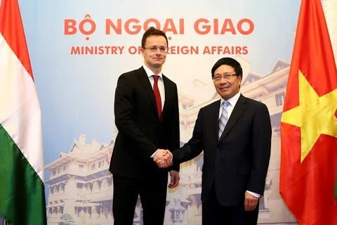 Министр иностранных дел и торговли Венгрии Петер Сийярто (слева) во время визита во Вьетнам в 2016 г. (Фото: ВИА)