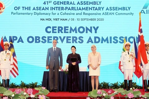 Председатель Национального собрания Нгуен Тхи Ким Нган (в центре)