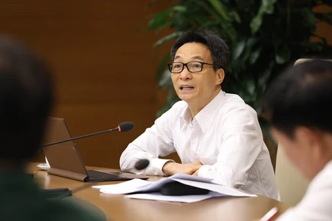 Заместитель премьер-министра Ву Дык Дам выступает на заседании национального руководящего комитета по профилактике и борьбе с COVID-19 15 октября (Фото: ВИА)