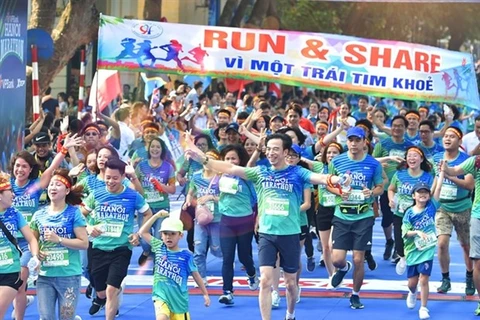 Люди и дети присоединились к прошлогоднему ханойскому марафону международного наследия, организованному VPBank. (Фото любезно предоставлено организаторами)
