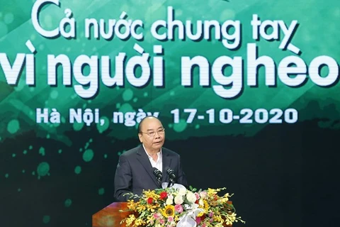 Премьер-министр Нгуен Суан Фук выступает на благотворительной программе 17 октября (Фото: ВИА)