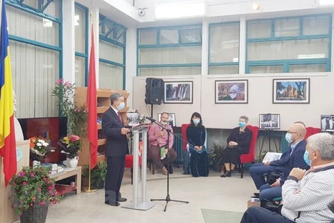 Посол Вьетнама в Румынии Данг Чан Фонг выступает на церемонии открытия фотовыставки, посвященной отношениям между странами, в уезде Нямц (Фото: ВИА)