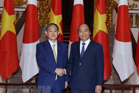 Премьер-министр Нгуен Суан Фук с премьер-министром Японии Суга Ёсихидэ в штаб-квартире правительства. (Фото: ВИА)