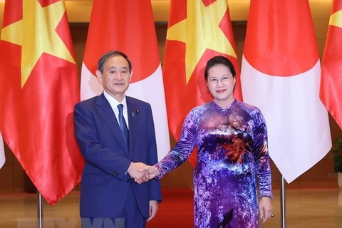 Председатель НС Нгуен Тхи Ким Нган (справа) и премьер-министр Японии Суга Ёсихидэ (Фото: ВИА)