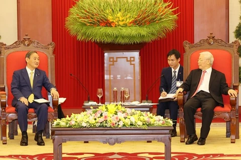 Генеральный секретарь ЦК КПВ, президент Нгуен Фу Чонг (справа) и премьер-министр Японии Суга Ёсихидэ (Фото: ВИА)