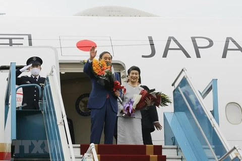 20 октября премьер-министр Японии Суга Ёсихидэ и его супруга покидают Ханой (Фото: ВИА)