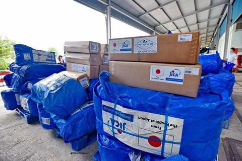 Помощь японского правительства прибывает в аэропорт Дананга в центральном регионе. Фото: JICA