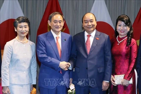 Премьер-министр Вьетнама Нгуен Суан Фук (второй справа) и его японский коллега Суга Йосихиде со своими супругами (Фото: ВИА)