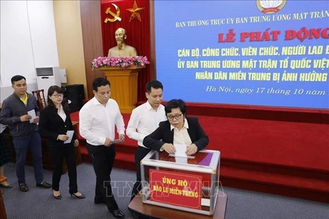 Центральный комитет Отечественного фронта Вьетнама выделил 20 млрд. донгов (860.000 долл. США) на поддержку семей, пострадавших от наводнения в 5 центральных провинциях (Фото: ВИА)