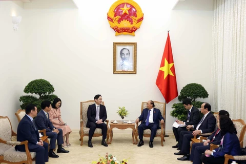 Премьер-министр Нгуен Суан Фук (справа) принял заместителя председателя Samsung Electronics Ли Джэ Ёна (Фото: ВИА)