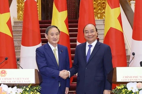 Премьер-министр Нгуен Суан Фук (справа) и его японский коллега Суга Ёсихиде на пресс-конференции (Фото: ВИА)