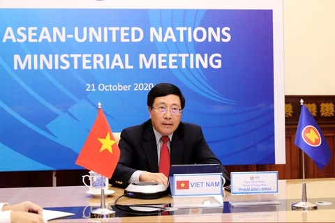 Заместитель премьер-министра и министр иностранных дел Фам Бинь Минь председательствует на министерской встрече АСЕАН и Организации Объединенных Наций 21 октября (Фото: ВИА)