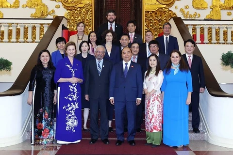 Премьер-министр Нгуен Суан Фук (на переднем плане, третий справа), постоянный координатор ООН Камаль Малхотра (на первом плане, третий, слева) и другие официальные лица ООН и Вьетнама на встрече 21 октября (Фото: ВИА)