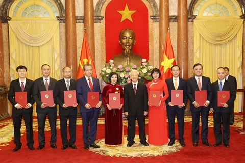 Генеральный секретарь ЦК КПВ, Нгуен Фу Чонг (пятый справа) и новые аккредитованные послы на церемонии в Ханое 21 октября (Фото: ВИА)