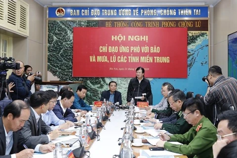 Заместитель премьер-министра Чинь Динь Зунг (стоит) выступает на встрече 21 октября (Фото: ВИА)