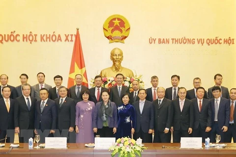 Председатель НС Нгуен Тхи Ким Нган (шестая слева в первом ряду) встречается с послами, руководителями зарубежных представительств (Источник: ВИА)