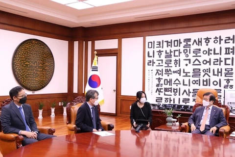 Спикер Национального собрания Республики Корея (РК) Пак Бён Сеуг (справа) принимает посла Вьетнама Нгуен Ву Тунга в Сеуле (Фото: ВИА)