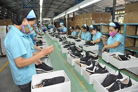 Рабочие на сборочном конвейере обувной фабрики в провинции Донгнай (Фото: baocongthuong.vn)