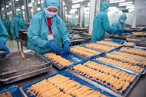 Креветки перерабатываются на экспорт в компании Sao Ta Food. По прогнозам, экспорт креветок Вьетнама в этом году достигнет 3,7 млрд. долл. США. (Фото haiquanonline.com.vn)