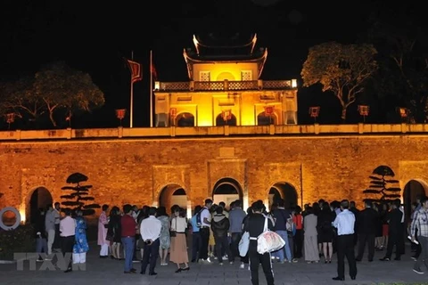 Вечером посетители стоят перед Зоан Мон (главные ворота) императорской цитадели Тханглонг (Фото: ВИА)