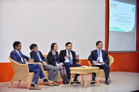 Докладчики на Симпозиуме по развитию устойчивых связей между предприятиями и университетами в Тхайнгуен. (Фото: ВИА)