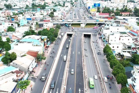 Движение на кольцевой развязке Аншыонг в районе 12 улучшилось благодаря модернизированной транспортной инфраструктуре. (Фото: sggp.org.vn)