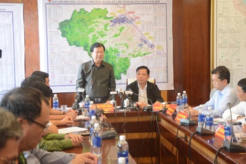 Заместитель премьер-министра Чинь Динь Зунг (стоит) выступает на заседании руководящего комитета по реагированию на ураган “Молаве” в городе Дананг 27 октября (Фото: ВИА)