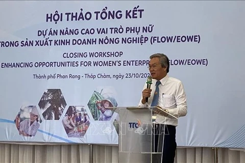 Ле Ван Бинь, заместитель председателя Народного комитета провинции Ниньтхуан, выступает на заключительном семинаре на тему “Расширение возможностей для женщин-предпринимателей”. (Фото: ВИА)