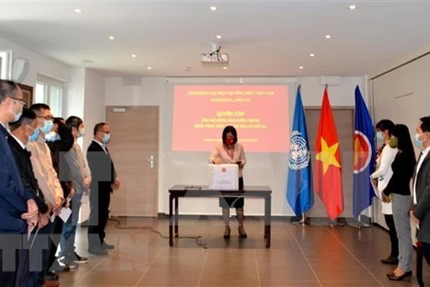 На мероприятии по сбору средств в Постоянном представительстве Вьетнама при ООН и Всемирной торговой организации (Фото: ВИА)