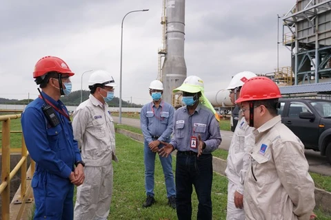 Генеральный директор BSR Буй Минь Тьен (второй слева) обсуждает меры по борьбе с ураганом с экспертами по эксплуатации и техническому обслуживанию (Фото: любезно предоставлено PetroVietnam) 