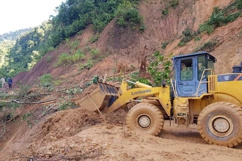 Ведется расчистка дороги, чтобы позволить силам добраться до участков оползней в районе Намчами, центральная провинция Куангнам. (Фото: ВИА)