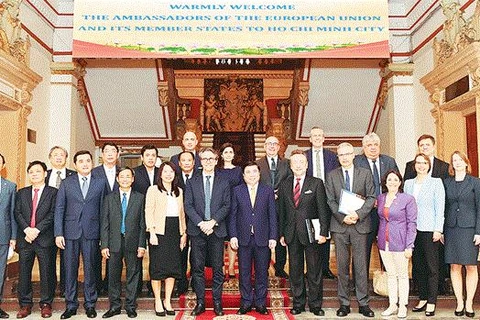 29 октября председатель Народного комитета ВКМ города Нгуен Тхань Фонг устроил прием для делегации послов стран-членов Европейского союза (ЕС). (Фото: sggp.org.vn)