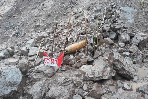 Недавнее сильное наводнение в центральной провинции Куангчи выявило множество типов неразорвавшихся боеприпасов (НРБ), требующих быстрых действий. (Фото: nld.com.vn)