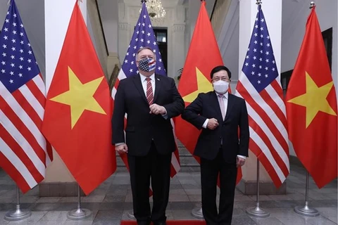Заместитель премьер-министра и министр иностранных дел Фам Бинь Минь (справа) и госсекретарь США Майк Помпео провели переговоры в Ханое 30 октября (Фото: ВИА)