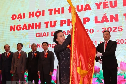 Председатель НС Нгуен Тхи Ким Нган вручает Орден Труда I степени органам правосудия (Фото: ВИА)