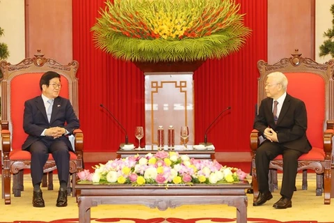 Генеральный секретарь ЦК КПВ, президент Нгуен Фу Чонг (справа) и спикер Национального собрания РК Пак Бён Сок на встрече в Ханое 2 ноября (Фото: ВИА)