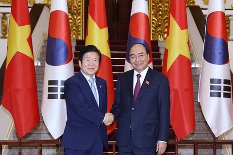 Премьер-министр Нгуен Суан Фук (справа) и спикер Национального собрания РК Пак Бён Сок (Фото: ВИА)