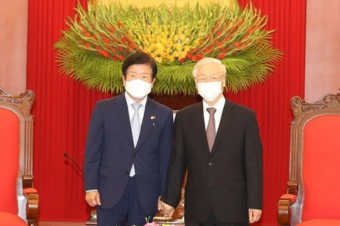 Генеральный секретарь ЦК КПВ, президент Нгуен Фу Чонг (справа) принял спикера Национального собрания РК Пака Бён Сока (Фото: ВИА)